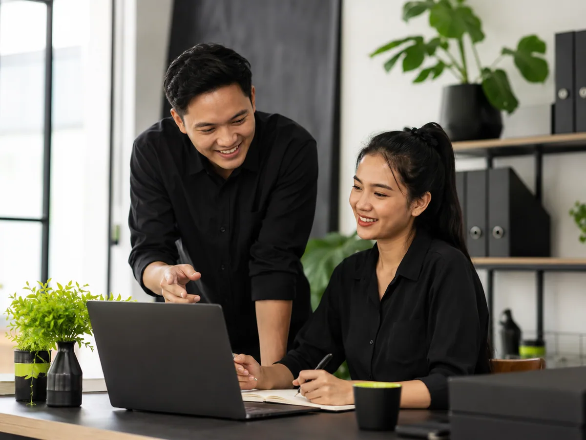 Metrik utama Google Ads yang perlu dipantau: CTR, CPC, tingkat konversi, biaya per konversi, dan ROAS