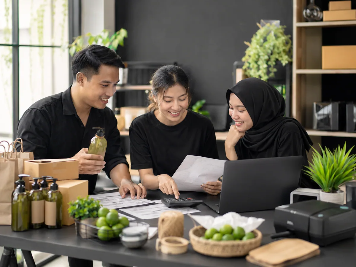 Empat komponen utama anggaran usaha: pendapatan, biaya tetap, biaya variabel, dan investasi